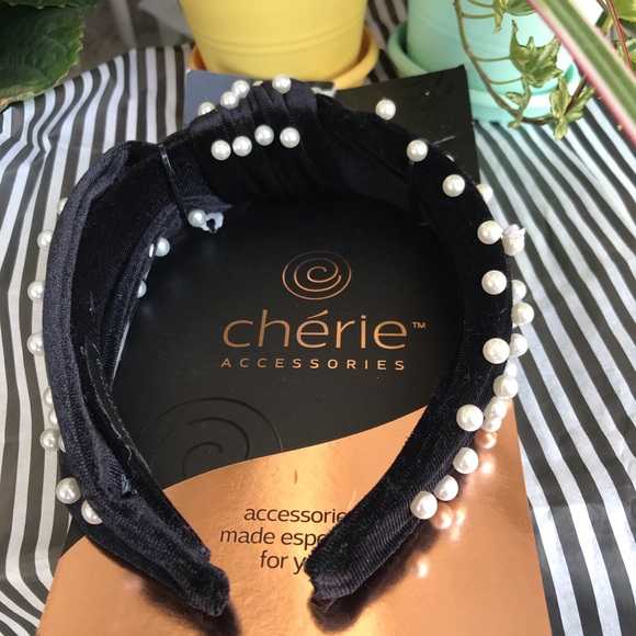 Black Knotted Velvet Headband - Picture 4 of 5